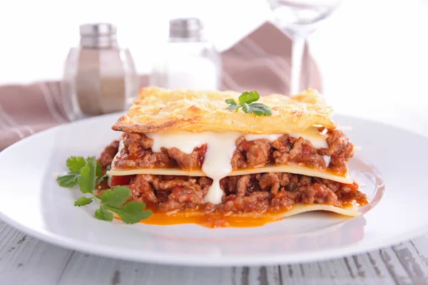 Lasagnes savoureuses sur plaque — Photo