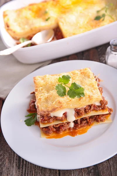 Lasagnes savoureuses sur plaque — Photo