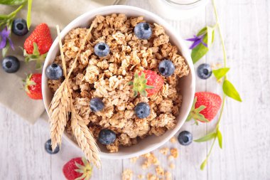 Granola çilek ve yoğurt ile