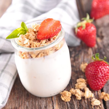 Çilekli taze yoğurt.