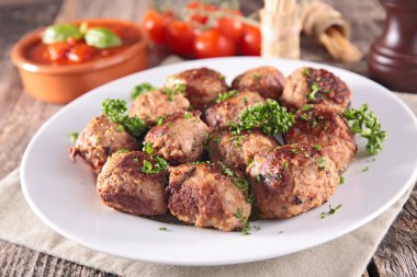 Plaka üzerinde Izgara Köfte