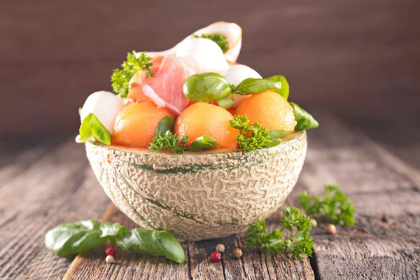 Ensalada con melón fresco y mozzarella —  Fotos de Stock