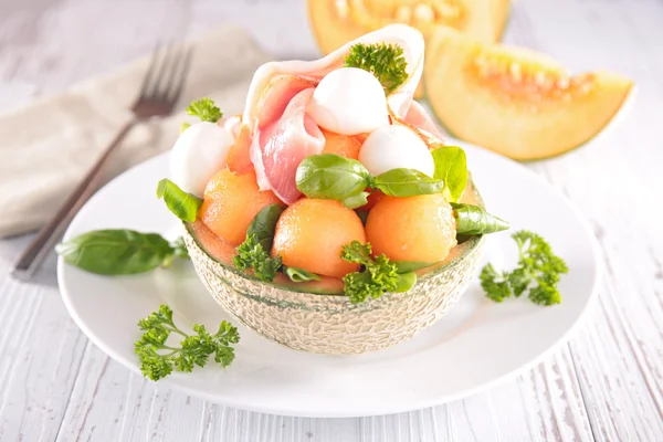 Salade met verse meloen en mozzarella — Stockfoto