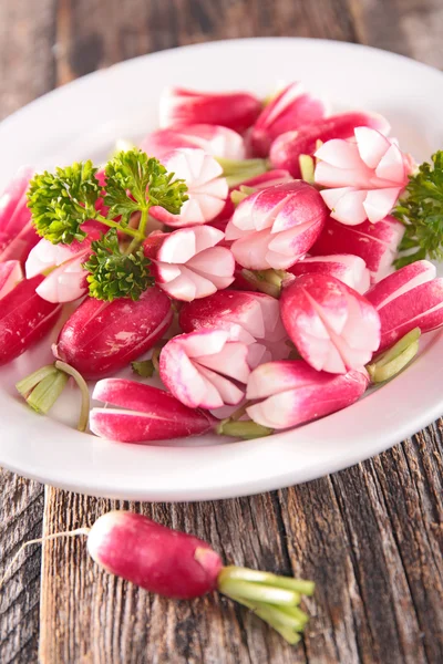 Свежий салат из редьки с петрушкой — стоковое фото