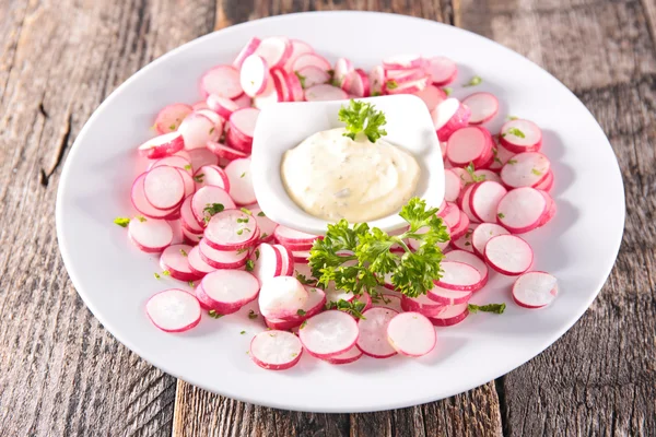 Salade de radis frais aux herbes — Photo