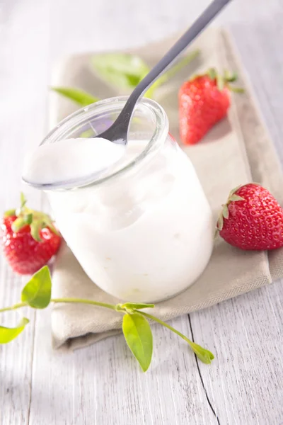 Fresh yogurt  with strawberries — Stock Photo, Image