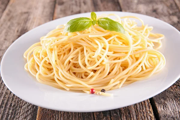 Spaghetti med basilika i vit platta — Stockfoto