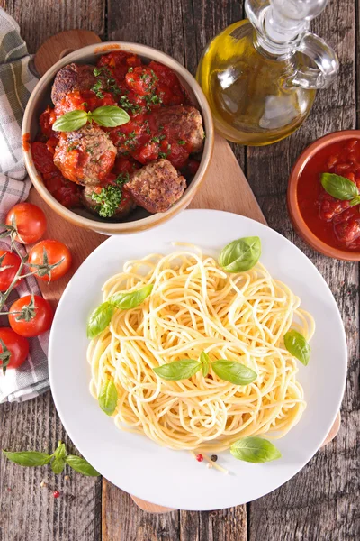 Spaghetti with meatballs and  basil — Stock Photo, Image