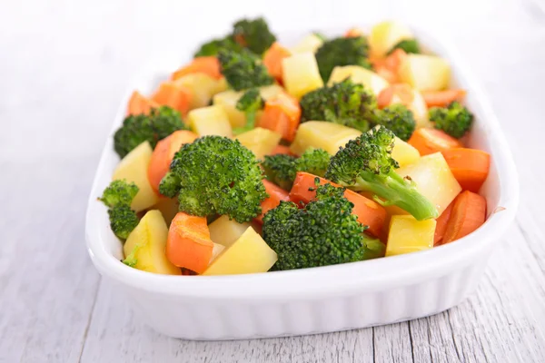 Verduras frescas en tazón —  Fotos de Stock