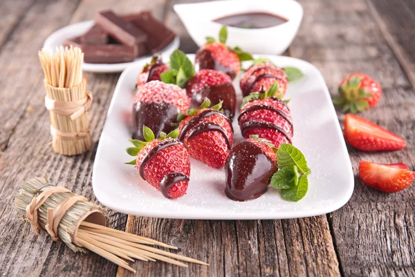 在与薄荷巧克力草莓 — 图库照片