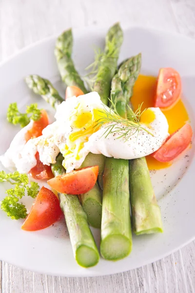 Ensalada de espárragos con huevo escalfado — Foto de Stock