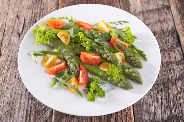 Asparagus salad with tomatoes and herbs — Stock Photo, Image