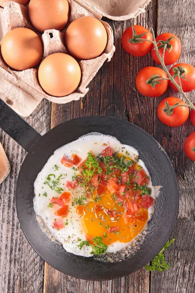 Яйца с помидорами и петрушкой — стоковое фото