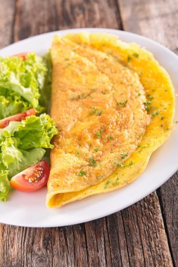 Omlet ve salata domates ile