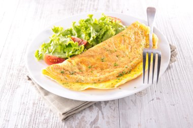 Omlet ve salata domates ile