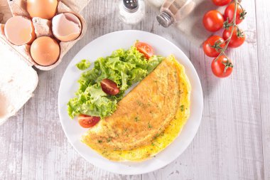 Omlet ve salata domates ile