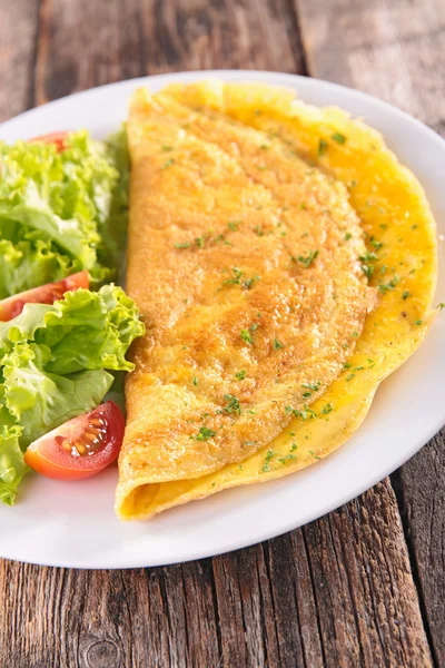 Omelet and salad with tomatoes — Stock Photo, Image