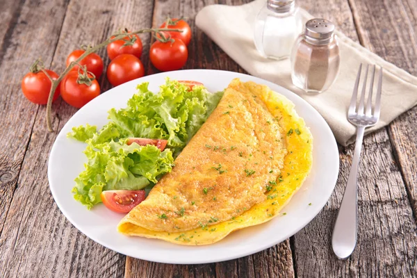 Salát s rajčaty a omeletu — Stock fotografie