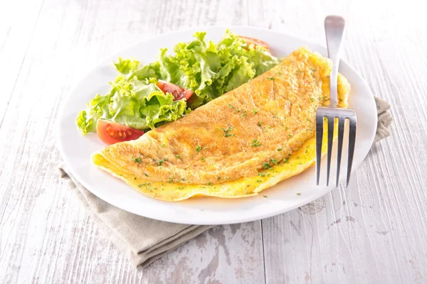 Omelet and salad with tomatoes — Stock Photo, Image