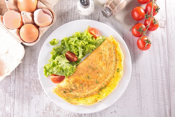 Omelett och sallad med tomater — Stockfoto