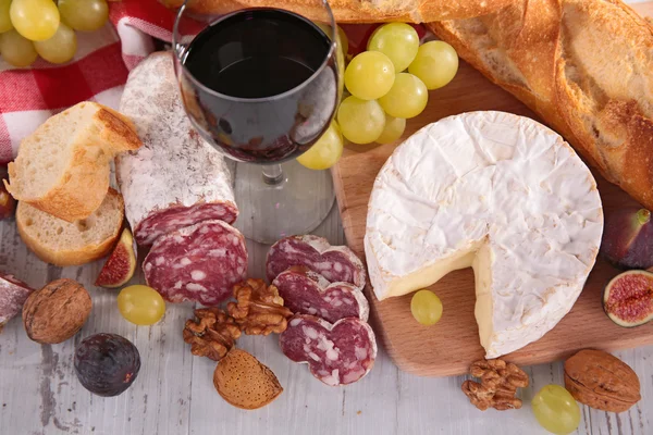 Vino rosso, formaggio, pane e salsiccia — Foto Stock