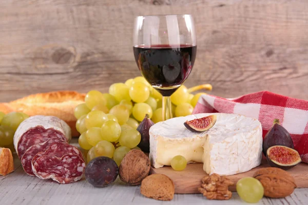 Красное вино, сыр, хлеб и колбаса — стоковое фото