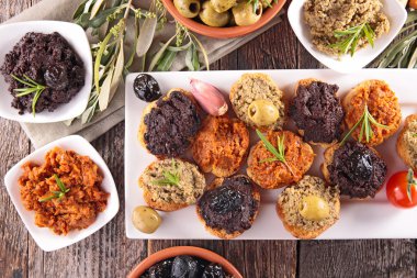 Açık büfe yemek, kanepe tapenade ile