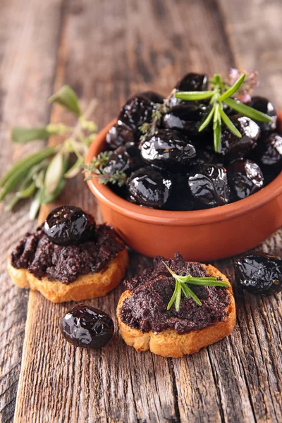 Schwarze Oliven und Tapenade — Stockfoto