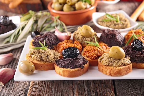 Comida buffet, canapé con tapenade —  Fotos de Stock