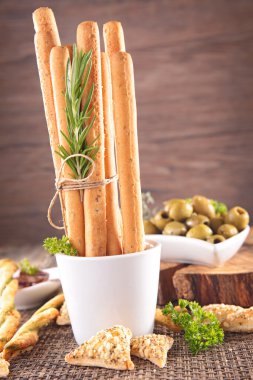 Grisini yeşil zeytin ile