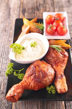 plaka üzerinde ızgara tavuk budu