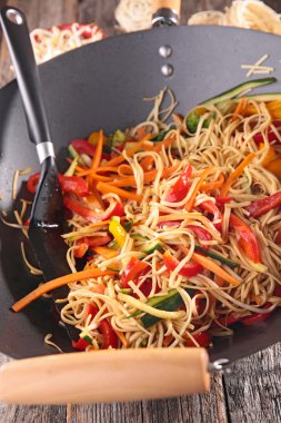 Lezzetli dilimlenmiş sebze ile Asya Mutfağı