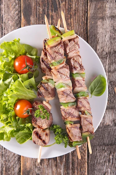 Gegrilde rundvlees en salade — Stockfoto