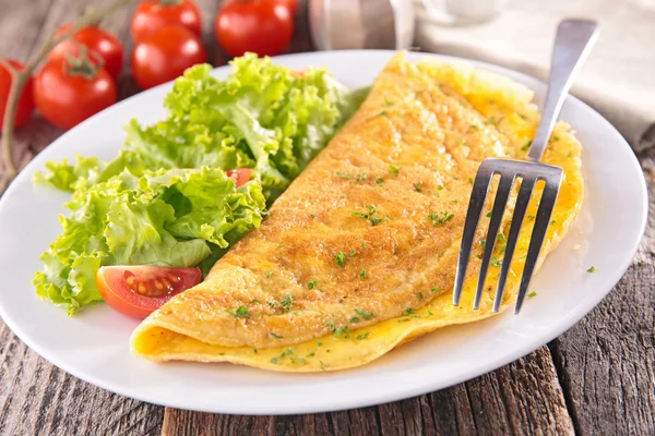 Omelet and salad with tomatoes — Stock Photo, Image