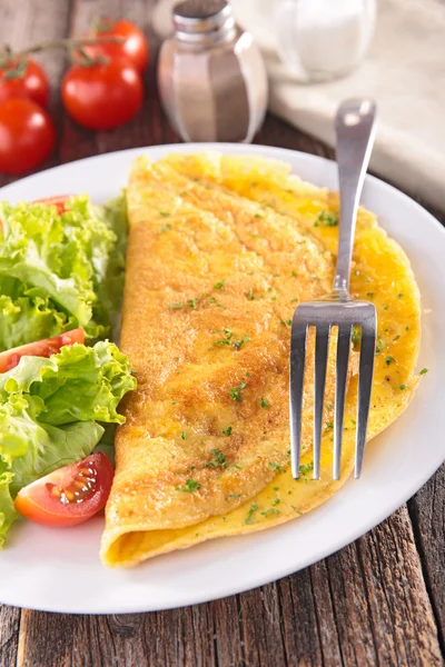 Omelet and salad with tomatoes — Stock Photo, Image