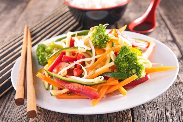Smažená zelenina, asijské kuchyně — Stock fotografie