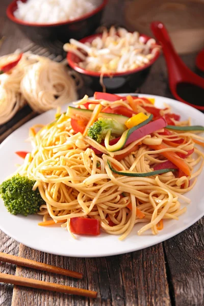 Tagliatelle met gebakken tomaten — Stockfoto