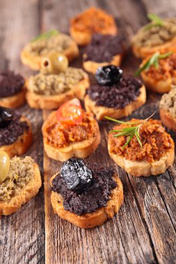 Açık büfe yemek, kanepe tapenade ile