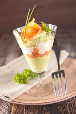 Avokado krem peynir ile Somon