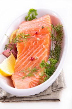 Çiğ somon ve otlar