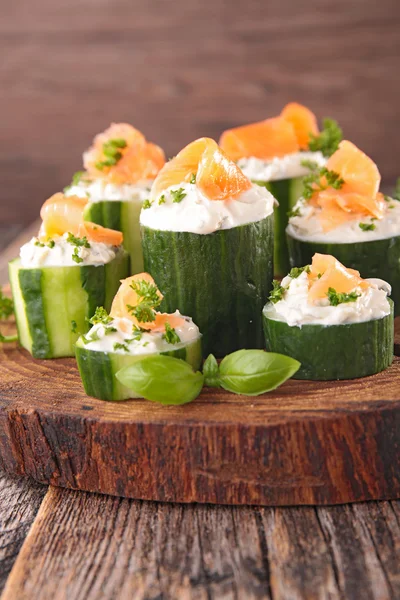 Canapé de pepino con salmón —  Fotos de Stock