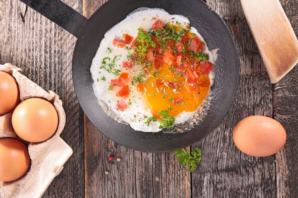 Desayuno con huevos en sartén negra — Foto de Stock