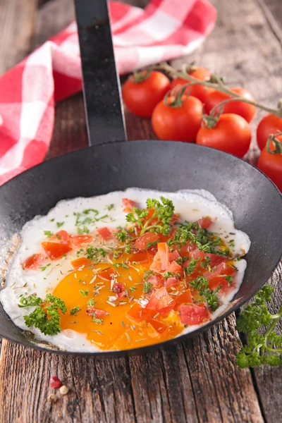 Desayuno con huevos en sartén negra — Foto de Stock