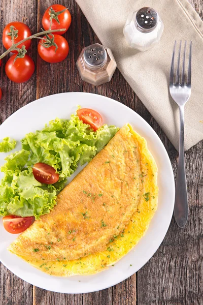 Omelette et salade aux tomates — Photo