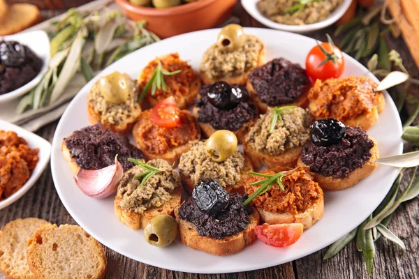 Comida buffet, canapé con tapenade — Foto de Stock