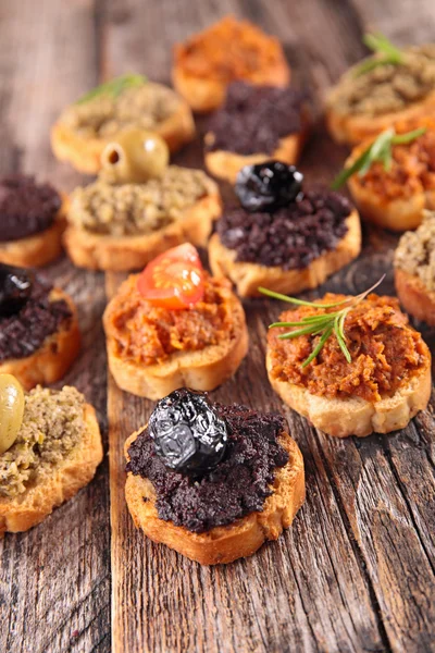 Svédasztalos ételeket, a kanapén, tapenade — Stock Fotó