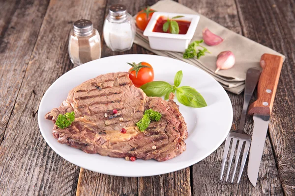 Carne a la parrilla con tomate y albahaca — Foto de Stock