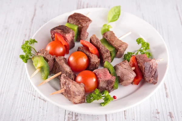 Beef kebab with vegetables — Stock Photo, Image