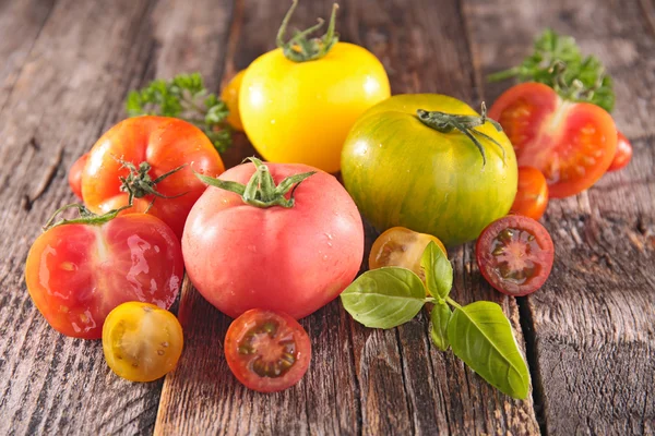 Verse kleurrijke tomaten — Stockfoto