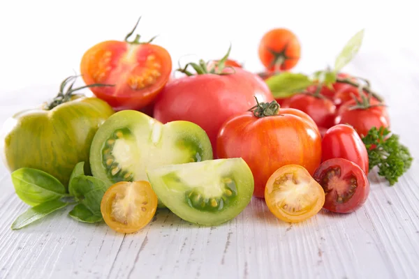 Utvalg av rå, ferske tomater – stockfoto